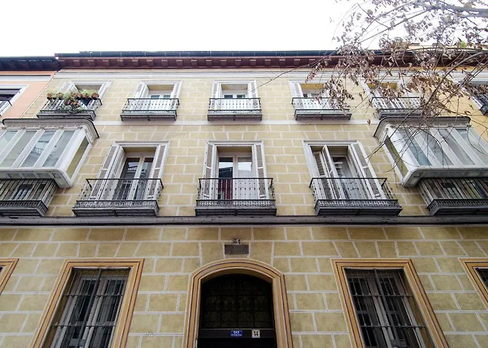Hellenhost - Gran Via